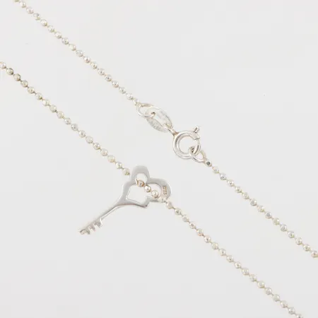 Collier med hänge Silver Crazy Heart Key design Efva Attling,längd ca 44 cm,bredd 1.4-19.7 mm.  Vikt: 3,8 g