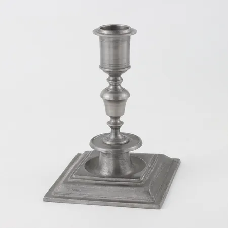 Ljusstake Barockstil Tenn,stämplad,höjd 16 cm. Skickas med paket.