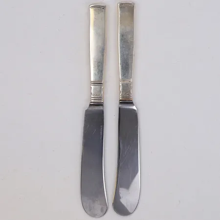 Två knivar, längd 16cm, Guldsmedsaktiebolaget, år 1960 Stockholm, 830/1000 silver  Vikt: 85 g