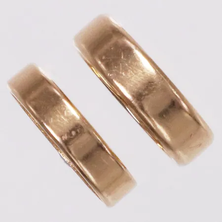 2 ringar släta, stl 14, bredd 3,7mm/4,6mm, ena med gravyr, 18K  Vikt: 7,4 g