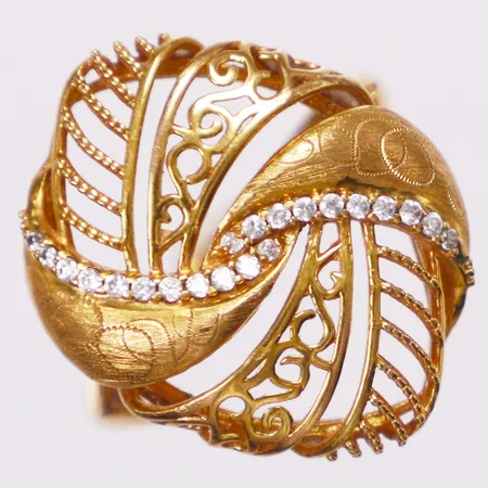 Ring genombrutet mönster, vita stenar, stl 18, bredd 2-22mm, en sten saknas, 21K  Vikt: 6,6 g