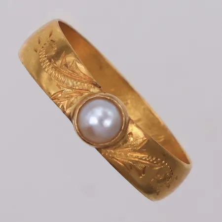 Ring med odlad pärla, stl 17½, bredd 4,6mm, gravyr, defekt, 23K Vikt: 3,1 g
