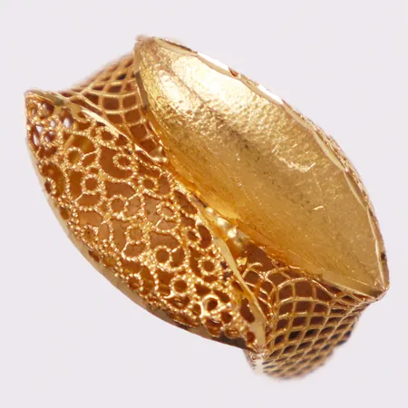 Ring genombrutet mönster, stl 17¼, bredd 3-14mm, 21K  Vikt: 4,7 g