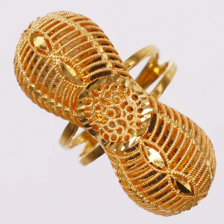 Ring genombrutet mönster, stl 18¾, bredd 2,6-35mm, 21K  Vikt: 5,8 g