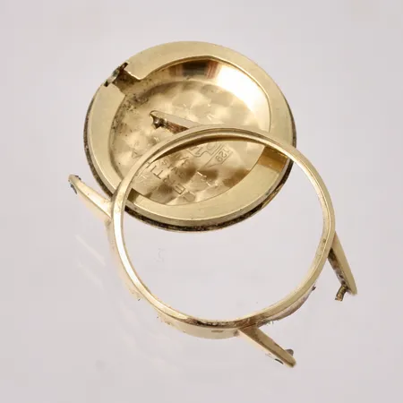 Defekt guld, 14K, vikt 3,33g.