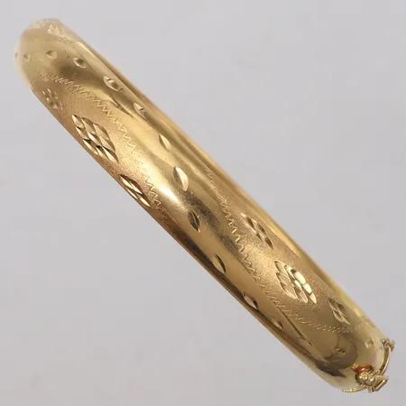 Armring med dekor, Ø22cm, bredd 9,3mm, öppningsbar, defekt, 18K Vikt: 20,7 g