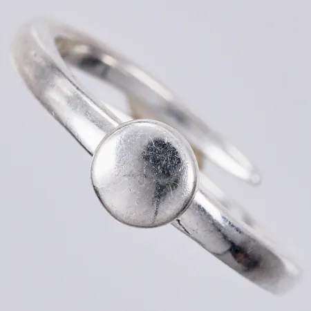 Ring stl: 16½ justerbar bredd: 4-6mm, 925/1000 silver Vikt: 2,9 g