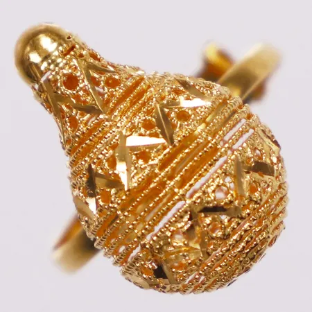 Ring genombrutet mönster, stl 17¾, bredd 4-19mm, reglerbar skena, 21K  Vikt: 3,4 g