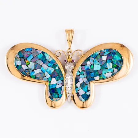 Ovanligt hänge "fjäril" i 14K guld med opalmosaik, diamanter 15 x ca 0,005ct och ögon av rosa safirer; fattade i vitt guld. Fjärilen är 65 x 34 mm. Totallängd 41 mm inkl. ögla. Vikt 13,8g bto.  