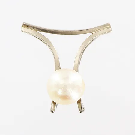 Hänge, odlad pärla Ø8,5mm, 22x22mm, vitguld, tillverkningsdefekter, synliga borrhål, 18K.  Vikt: 3,3 g