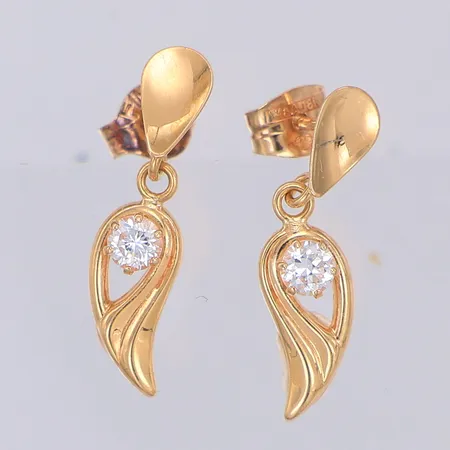 Ett par örhängen med vit sten, 18mm, 18K Vikt: 0,9 g