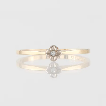 Ring 18k med liten diamant,storlek 16 mm,bredd 1.2-3.9 mm. Vikt: 1,2 g