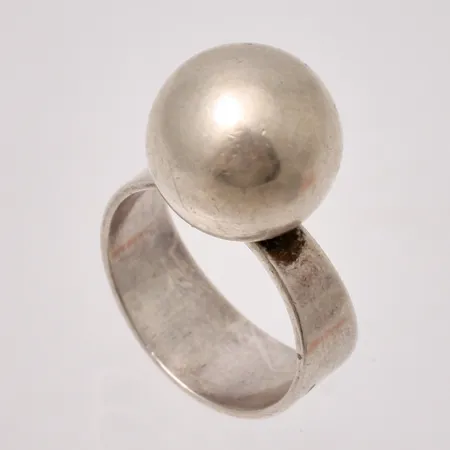 Ring i silver, stl 16½, bredd 7,6-12,9mm, 835/1000, vikt 5,41g.