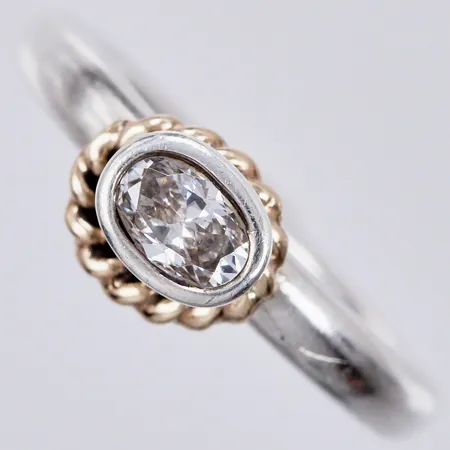 Ring Pandora med vit sten med gulddetaljer 14K stl: 17½ bredd: ca 3-6mm, 925/1000 silver Vikt: 6,2 g