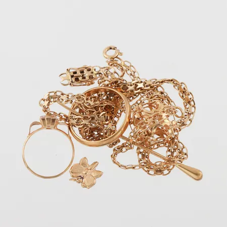 Trasigt och graverat guld 18k. Vikt: 22,6 g