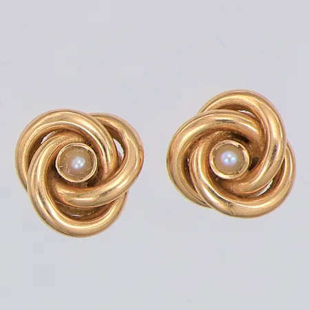 Ett par örhängen med liten pärla, 9mm, 18K Vikt: 2,4 g