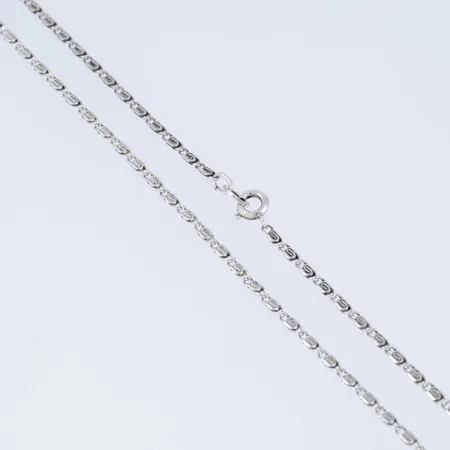 Kedja Irrgång i silver (835/1000). Den är 67 cm lång, 2,2 mm bred och väger 7,3g. Springring. 