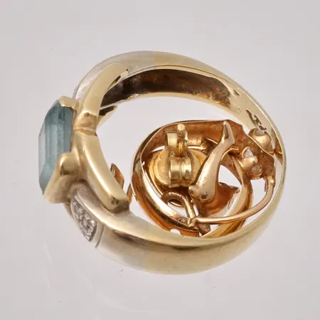 Diverse defekt guld, 18K, bruttovikt 7,43g, ca nettovikt 6,2g.