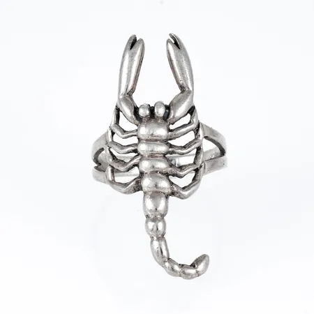 Ring Skorpion i silver (925/1000). Den är i storlek 19, är 3 - 38 mm bred och väger 5,4g.