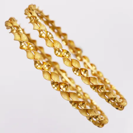 2 armringar vågmönster, ca Ø65mm, bredd 5,7mm, skeva, 22K  Vikt: 20,7 g