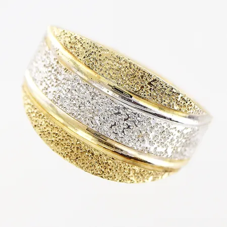 Ring, stl 18¼, bredd 3-12mm, vit/gulguld, 14K.  Vikt: 2,1 g