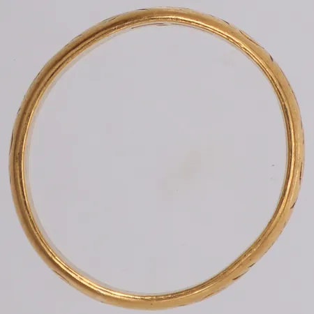 Ring med mönsterdekor, stl 19¼, bredd 6mm, gravyr, ojämn form, 23K Vikt: 7,5 g