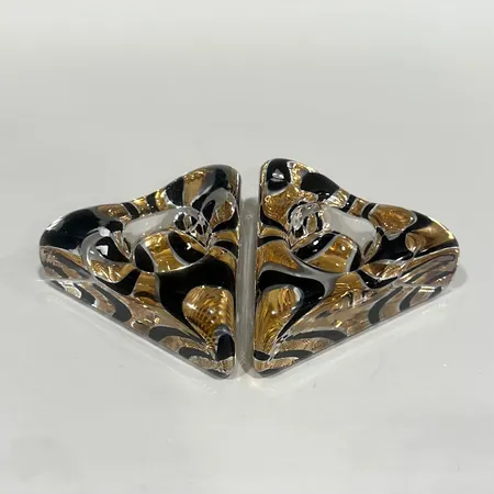 Ljushållare, två stycken, Piece of cake av Ulrica Hydman-Vallien, dekor i svart samt guld, 9,5x10,5cm, glas, signerade, etikettmärkta, handmålade, lätt ytslitage Skickas med paket.