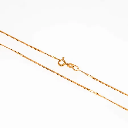 Kedja venezia i 18K guld. Den är 44 cm lång, 1,1 mm bred och väger 2,2g. Springring. Ojämn.