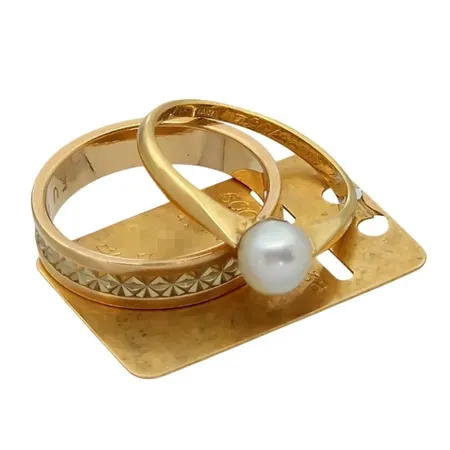 Diverse smycken, 18K guld, slitage, gravyrer Vikt: 8,7 g