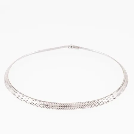 Halvstelt, delvis matterat collier i silver. Det är 40 cm långt, 7,3 mm brett och väger 34,3g. Kistlås. Svensk importstämpel & 835.