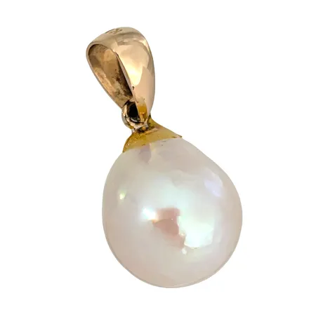 Hänge, 18K guld, odlad Pärla 8,5 x 10 mm, blåvitrosa ton, god lyster, hängets längd inkl. ögla 16,5 mm, fint skick Vikt: 1,1 g