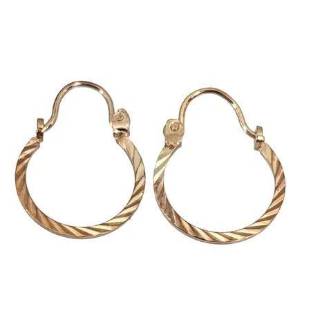 Örhängen Creoler, 9K guld - 375/1000, delvis mönstrade, storlek 12 x 16 mm, tjocklek 0,8 mm, fint skick Vikt: 0,7 g