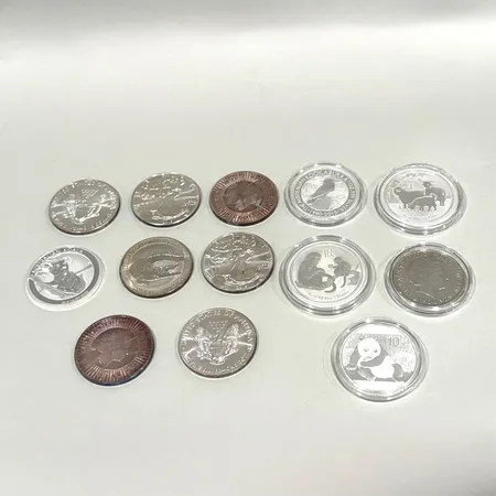 Mynt, 13 stycken, diverse olika, vissa med oxidering samt missfärgning, plast samt pappersetuier, silver 999/1000 Vikt: 407,1 g