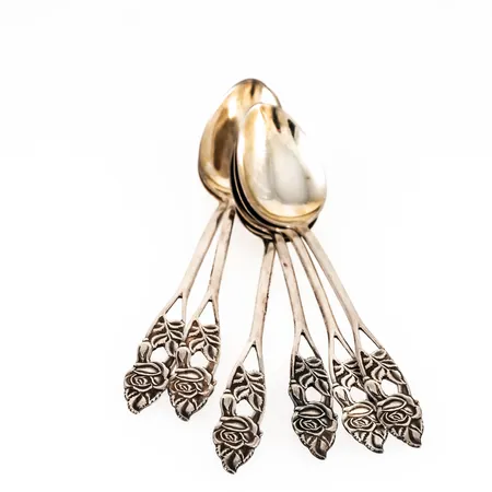 Sex kaffeskedar i silver (813/1000). De är 115 mm långa och väger 48,0g. Finska stämplar.