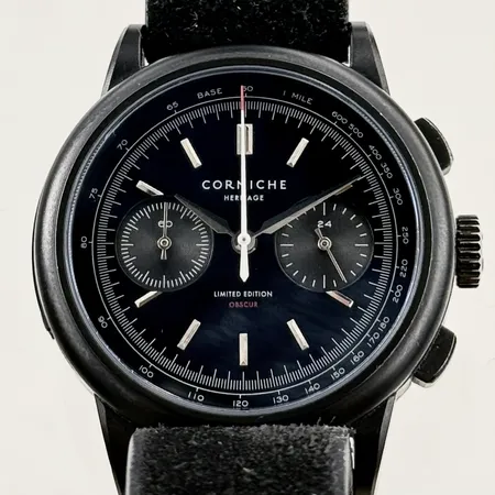 Herrur Corniche Heritage Limited Edition Obscur, keramik/stål, quartz, kronograf, numrerad: 058/200, Ø39mm, safirglas, mockaband med slitage, batteribyte krävs, box, certifikat, ytterkartong, manualer, putsduk