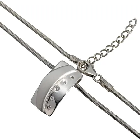 Hänge med tillhörande Halskedja Ormlänk, Guldfynd, silver 925/1000, vita stenar, hänge längd 18,5 mm, bredd 10 mm, kedja längd 43-46 cm, bredd 1,5 mm Vikt: 10,9 g