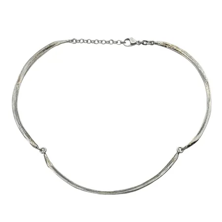 Collier, silver 925/1000, halvstel modell, inre mått omkring 40 cm, bredd 5,5 mm, oidentifierad tillverkarstämpel FDJ  Vikt: 23,9 g