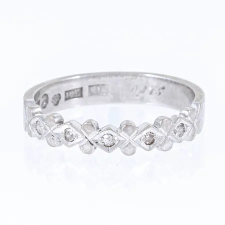 Ring i vitt guld 18K med fem diamanter á ca 0,01ct. Den är 3,7 - 3,9 mm bred, är i storlek 17¾ och väger 4,0g.