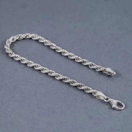 Armband cordel i silver (925/1000). Det är 17,5 cm långt, 3,6 mm brett och väger 6,9g. Karbinhake.