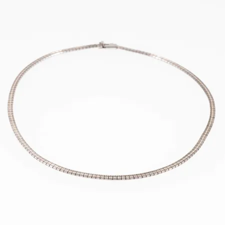 Halvstelt, delvis matterat collier i silver. Det är 39 cm långt, 3,3 mm brett och väger 16,3g. Kistlås. Svensk importstämpel & 835. Aningen ojämnt, men det syns inte när man bär det.