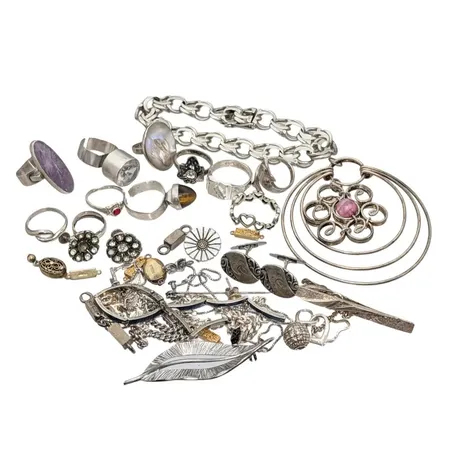 Diverse silversmycken, merparten med bruksmärken/defekter, gravyr förekommer, bruttovikt 196,0 gram Vikt: 196 g