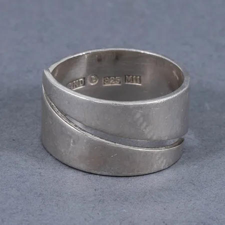 Ring i silver. Den är 8,5 - 10,5 mm bred, är i storlek 17½ (öppen modell) och väger 5,2g. Stämplad AKD (SilverAnna Daniels), 925, M11 (2010).
