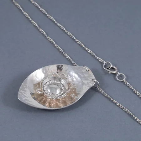 Taikon / Janusch: collier i silver från 1978. Hänget är 60 x 38 mm. Signaturstämplat BERND JANUSCH / Rosa Taikon. Numrerat 1/10. Kedjan är 57 cm lång. Springring. Vikt 30,0g. 