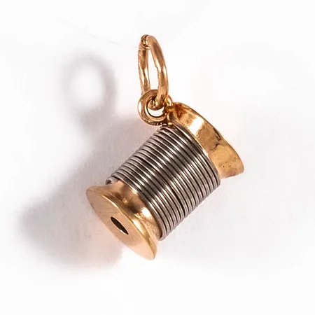 Hänge trådrulle i vitt & rött guld 18K. Det är 13 mm långt inkl. ögla och väger 1,0g. 