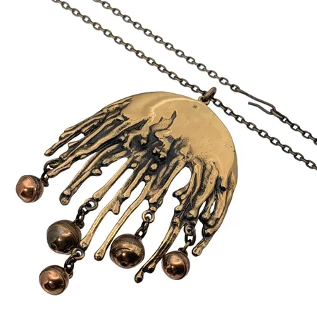 PENTTI SARPANEVA FINLAND (1925-1978), stort hänge med tillhörande halskedja, brons, längd 66 cm, kedja Ankarlänk bredd 2,2 mm, hänge längd inkl. ring 90 mm, bredd 56 mm, vikt 39 gram