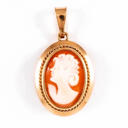 Hänge camé i 18K guld. Det är 26 mm långt inkl. ögla och väger 1,6g.