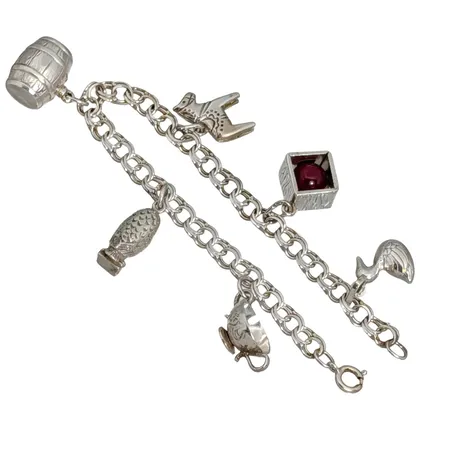 Armband Bismarck med berlocker, silver, berlocker med varierande mått, bl.a. med röd sten, längd 17,5 cm, sten utan anmärkning  Vikt: 17,1 g