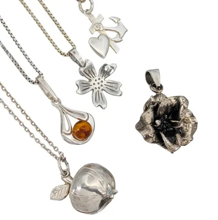 Halskedjor, 4 stycken + 5 Hängen, silver, varierande modeller och längder (38,5-43,5 cm), stenar utan anmärkning Vikt: 18,3 g