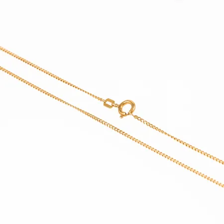 Kedja pansar i 18K guld. Den är 48,5 cm lång, 1,2 mm bred och väger 2,8g. Springring. 