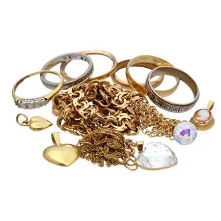 Diverse smycken, 18K guld, defekter, slitage och gravyrer, bruttovikt 39,8g Vikt: 39,8 g